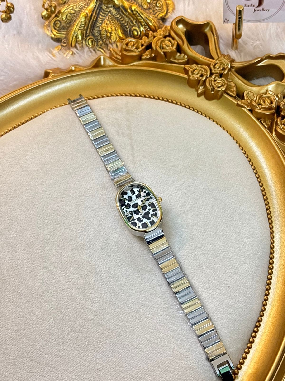 Silver cheetah pattern
