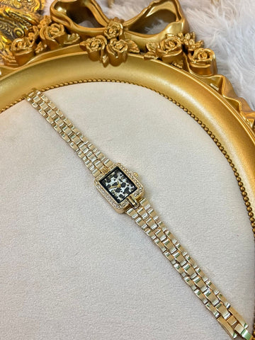 Classic stone dial